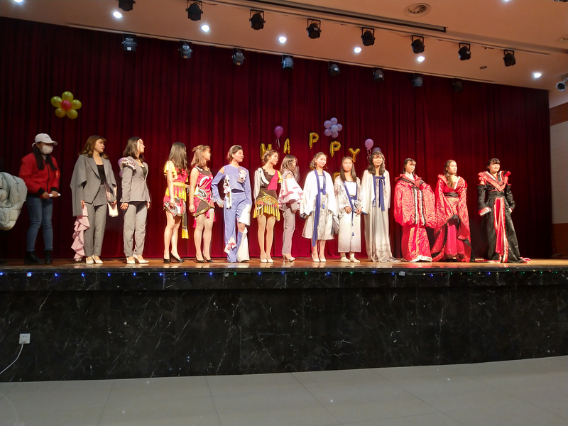 3服装专业学生穿着自己设计的服装参加社团活动.jpg