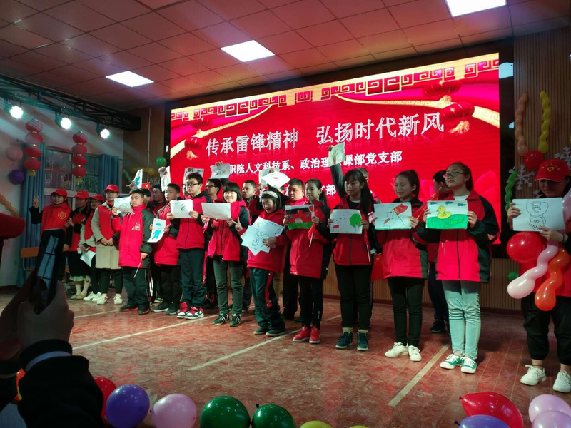 5   我系师生志愿者开展志愿服务活动.jpg